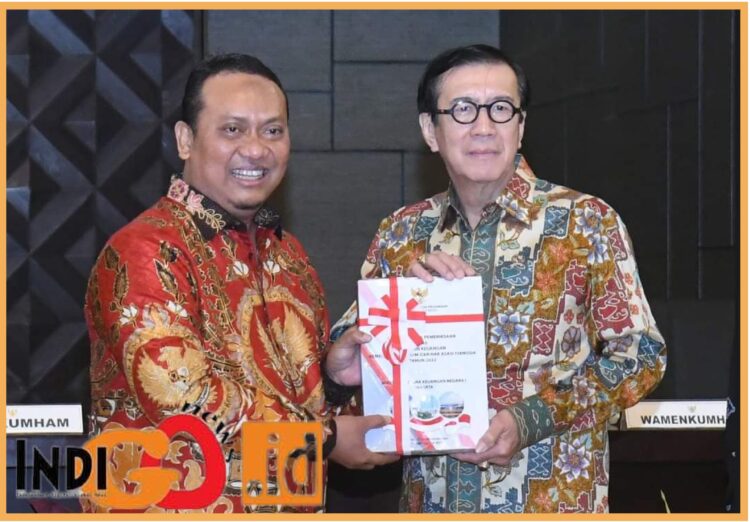 Menteri Hukum dan HAM, Yasonna H. Laoly saat menerima penilaian WTP dari Anggota I BPK RI, Nyoman Adhi Suryadnyana, Jumat (4/8).