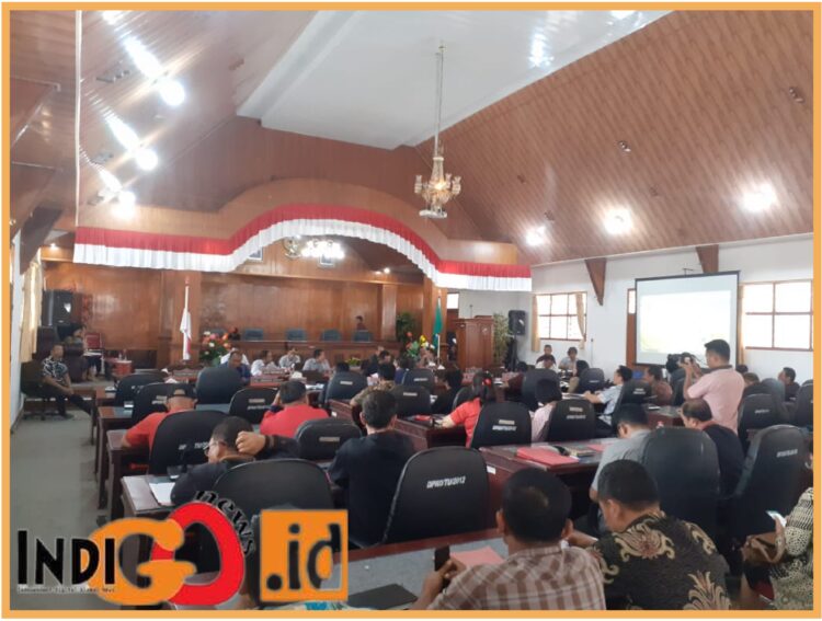 Rapat TPAD dan Banggar DPRD Taput, Kamis (3/8).
