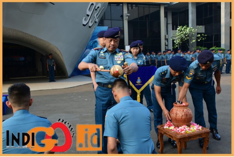 Danpushidrosal, Laksamana Madya TNI Nurhidayat saat pimpin tradisi penerimaan Perwira Remaja Akademi Angkatan Laut (PAJA AAL) Angkatan ke- 68, Senin (7/8).