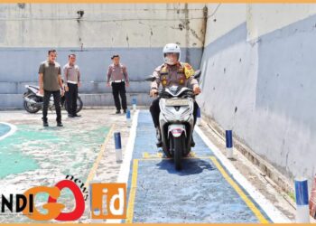 Kapolres Padangsidimpuan AKBP. Dudung Setyawan SH, SIK, MH saat test awal lewati sirkuit S, Senin (7/8).