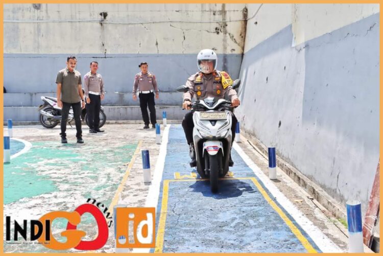 Kapolres Padangsidimpuan AKBP. Dudung Setyawan SH, SIK, MH saat test awal lewati sirkuit S, Senin (7/8).