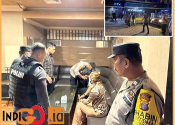 Personel Polsek Medan Baru saat razia tempat hiburan malam, Selasa malam (9/8).