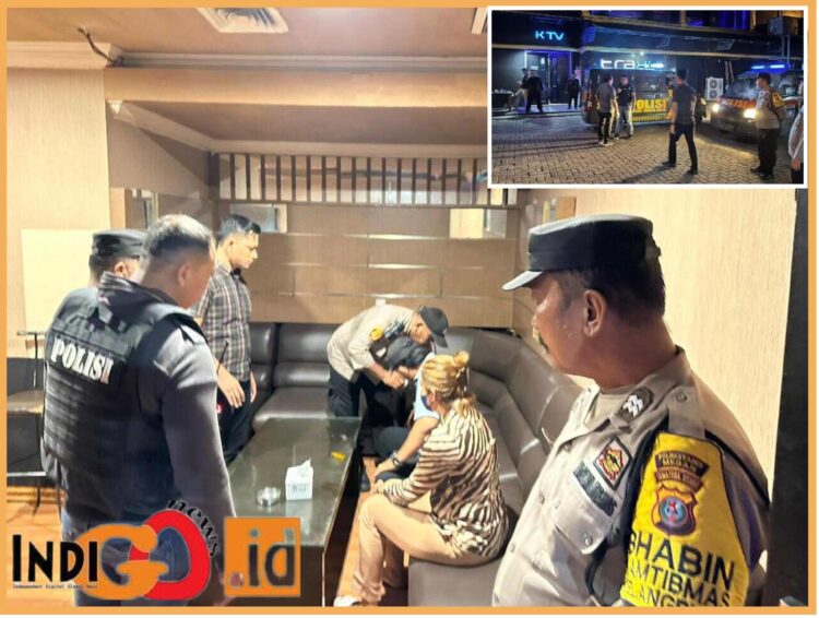 Personel Polsek Medan Baru saat razia tempat hiburan malam, Selasa malam (9/8).