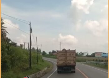 Cold Diesel pengangkut sedimen pasir dari Tapanuli Utara menuju Toba, Kamis (10/8).