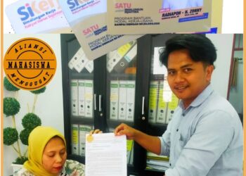 Andry Koordinator AMM Siantar - Simalungun saat menyetahkan surat terbuak di sekretariat DPRD Simalungun, Kamis (10/8).