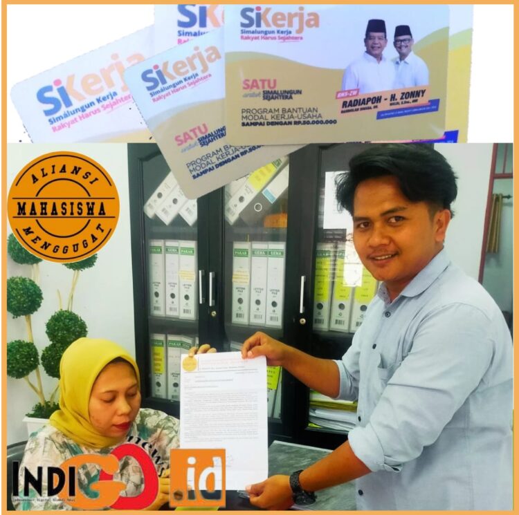 Andry Koordinator AMM Siantar - Simalungun saat menyetahkan surat terbuak di sekretariat DPRD Simalungun, Kamis (10/8).