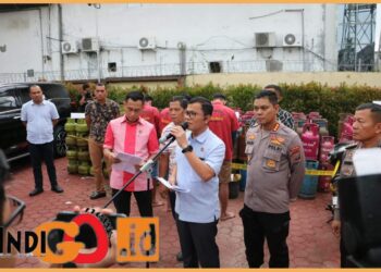 Direktur Reskrimsus Polda Sumut, Kombes. Pol. Teddy John Sahala Marbun saat pengungkapan pangkalan gas subsidi di Sunggal, Kamis (10/8).