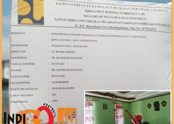 Plank proyek dan kondisi rumah warga yang rusak, Minggu (13/8).