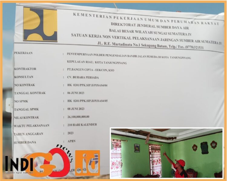 Plank proyek dan kondisi rumah warga yang rusak, Minggu (13/8).