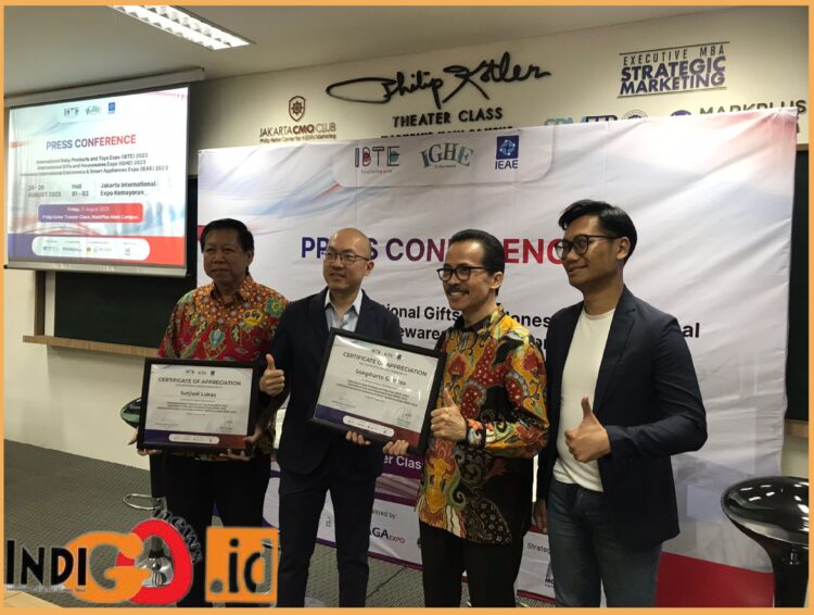 Paul KingSen, Project Director Peraga Chaoyu bersama Sutjiadi Lukas selaku Ketua Umum Asosiasi Mainan Indonesia (AMI) dan Soegiharto Santoso Ketua Umum Asosiasi Pengusaha Teknologi Informasi dan Komunikasi Nasional (APTIKNAS) serta Hermawan Kartajaya selaku Chairman MarkPlus, Inc, Jumat (12/8).