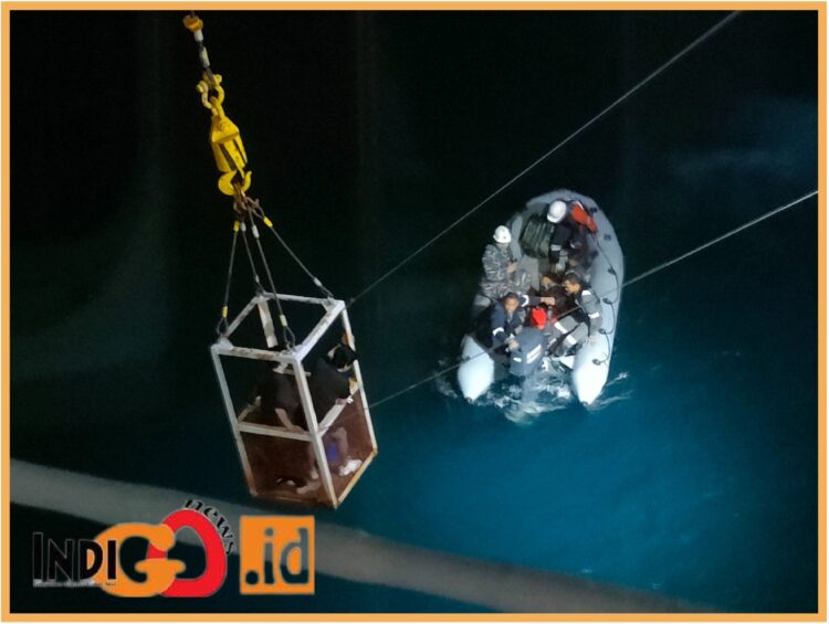 KRI Spica- 934 saat evakuasi pelaut Korsel, Senin (14/8).