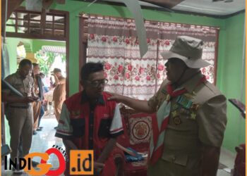 Wakil Walikota Tanjungpinang, Endang Abdullah saat sambangi rumah warga yang rusak, Senin (14/8).