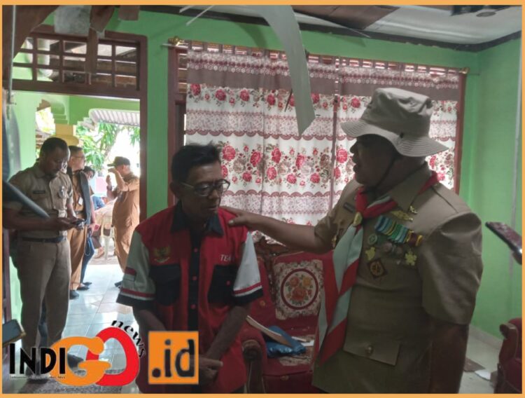 Wakil Walikota Tanjungpinang, Endang Abdullah saat sambangi rumah warga yang rusak, Senin (14/8).