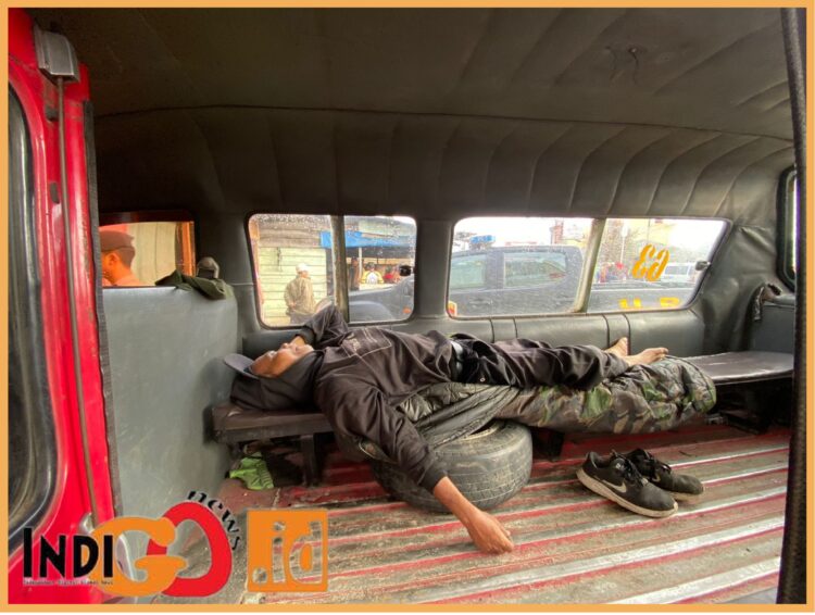 Kondisi Jefri Siregar saat ditemukan tewas dalam angkot di Sidikalang, Selasa (15/8).