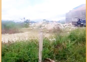 Lahan penampungan pasir dan batu dari tambang ilegal tanpa izin Galian C milik seorang pengusaha toko bangunan di Balige, Kamis (17/8).