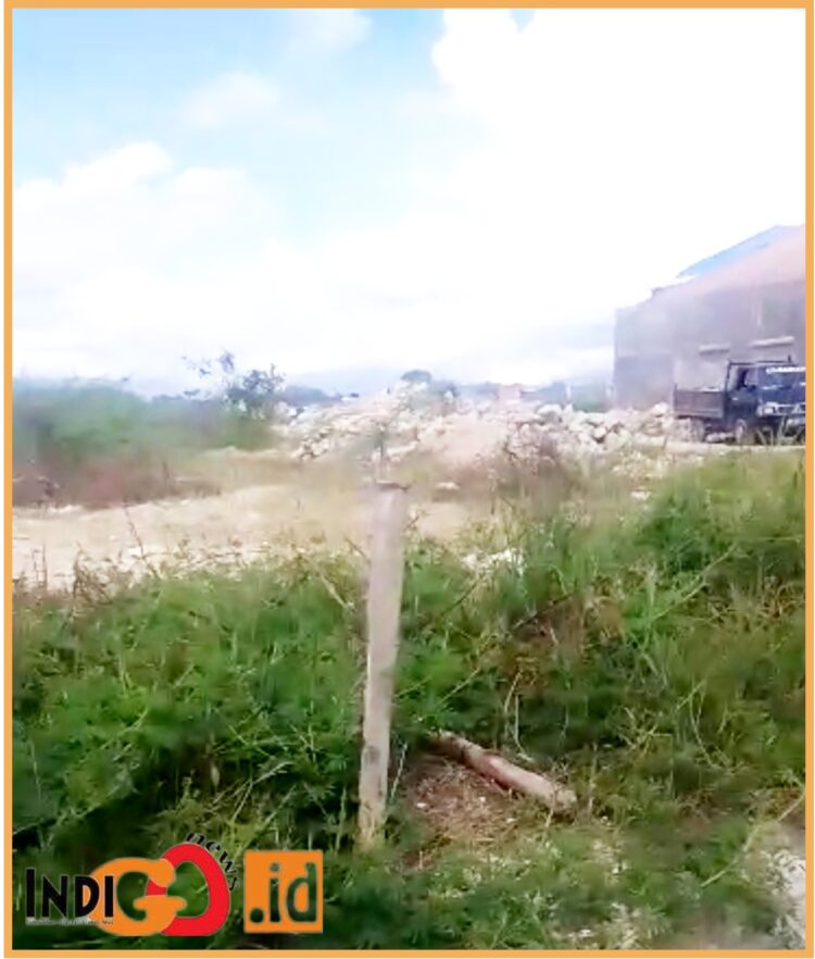 Lahan penampungan pasir dan batu dari tambang ilegal tanpa izin Galian C milik seorang pengusaha toko bangunan di Balige, Kamis (17/8).