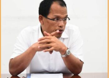 Bupati Humbahas, Dosmar Banjarnahor saat konferensi pers dirumah dinas, Jumat (18/8).