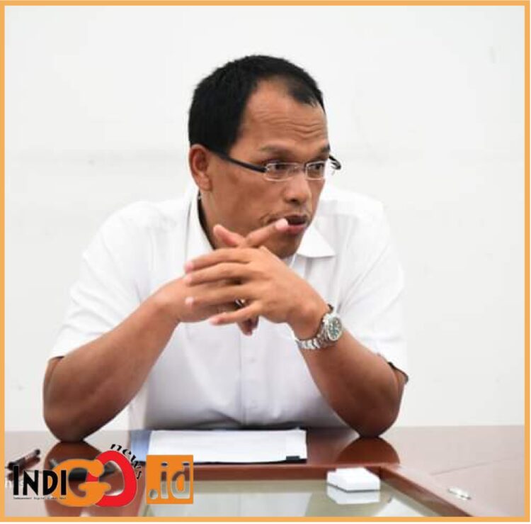 Bupati Humbahas, Dosmar Banjarnahor saat konferensi pers dirumah dinas, Jumat (18/8).