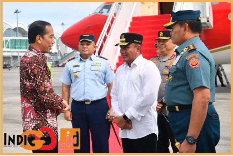 Presiden RI, Jokowi saat tiba dibandara KNO Deliserdang, Sabtu (19/8).