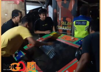 Personil Polres Asahan saat amankan mesin judi tembak ikan (gelper), Sabtu (19/8).