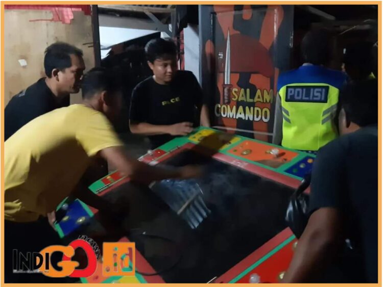 Personil Polres Asahan saat amankan mesin judi tembak ikan (gelper), Sabtu (19/8).