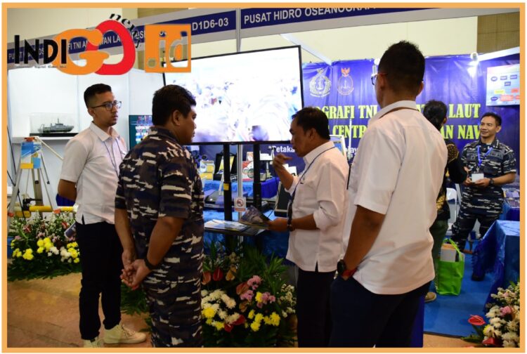 Personel Pushidrosal saat ikuti pameran internasional Inamarine, Rabu (23/8).