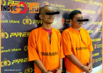 Kedua tersangka Polisi gadungan saat diamankan di Polres Taput, Kamis (24/8).