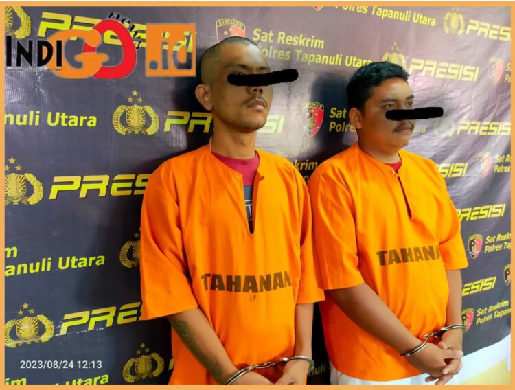 Kedua tersangka Polisi gadungan saat diamankan di Polres Taput, Kamis (24/8).