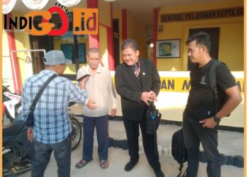 Mouniecka Suharbima SH bersama Syafit dan ayahnya saat di Polsek Midia, Jumat (25/8).