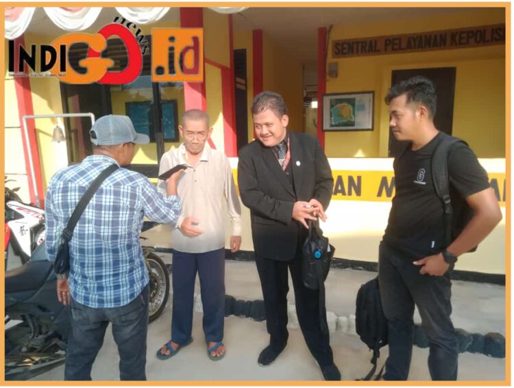 Mouniecka Suharbima SH bersama Syafit dan ayahnya saat di Polsek Midia, Jumat (25/8).