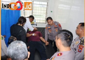 AKBP. Reinhard H. Nainggolan saat besuk korban bogemanya, Selasa (29/8).