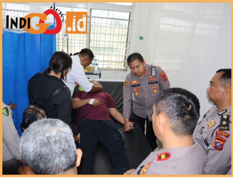 AKBP. Reinhard H. Nainggolan saat besuk korban bogemanya, Selasa (29/8).