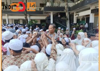 Direktur Binmas Polda Sumut, Kombes. Pol. Mohammad Muslim SIK saat dikerumuni siswa/i sekolah An Nizzam, Selasa (29/8).