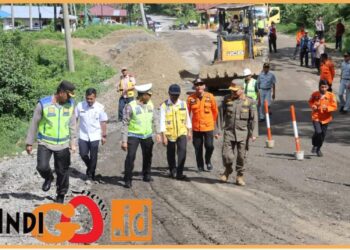 Dir Lantas Polda Sumut, Kombes. Pol. Muji saat tinjau jalan Tapsel, Rabu (2/8).