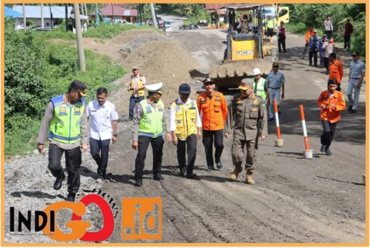 Dir Lantas Polda Sumut, Kombes. Pol. Muji saat tinjau jalan Tapsel, Rabu (2/8).