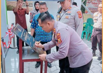 Kapolres OKU Timur, Dwi Agung saat meresmikan Musholla, Kamis (3/8).