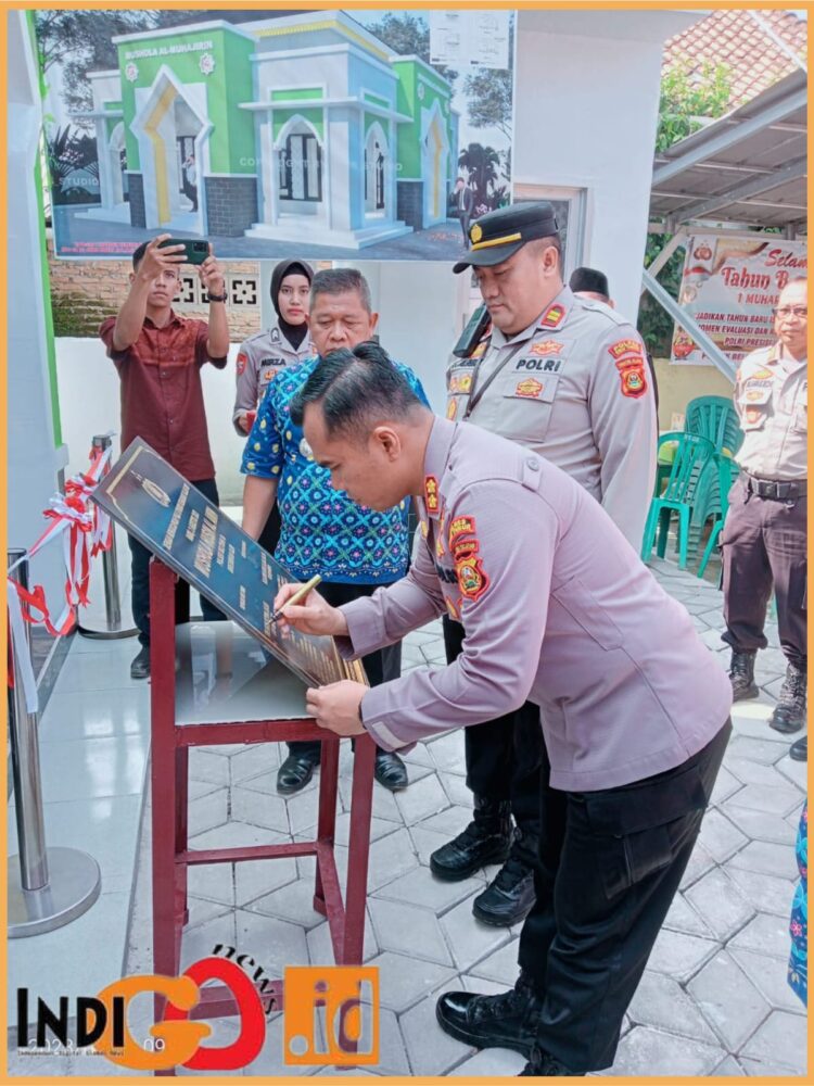 Kapolres OKU Timur, Dwi Agung saat meresmikan Musholla, Kamis (3/8).
