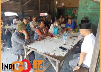 Kabag Ren Polresta Deliserdang KOMPOL Mahyu Daniel Noor saat dengarkan keluhan warga Lubuk Pakam, Jumat (4/8).