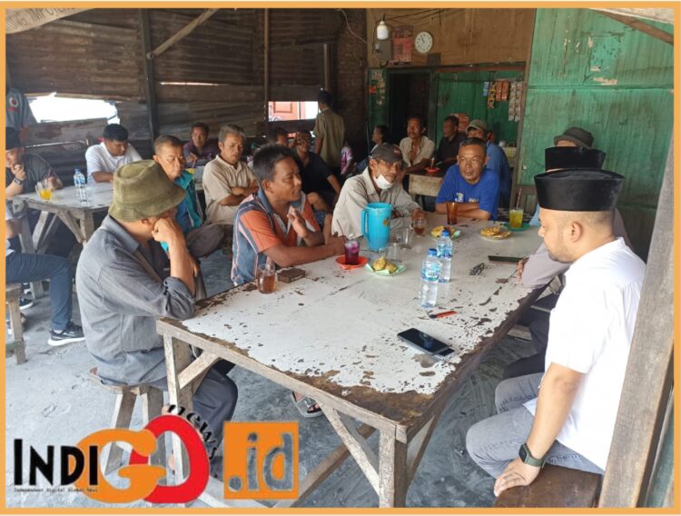 Kabag Ren Polresta Deliserdang KOMPOL Mahyu Daniel Noor saat dengarkan keluhan warga Lubuk Pakam, Jumat (4/8).