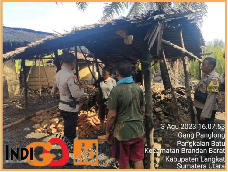 Personil Polda Sumut saat bersama warga pengusaha pengepul arang di Brandan, Kamis (3/8).