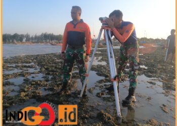 Personel Satran Koarmada II saat mendeteksi ranjau di area Pantai Utara perairan Tuban, Selasa (8/8).