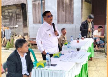 Wakil Bupati Tapanuli Selatan, Rasyid Assaf Dongoran MSi saat acara penyerahan pupuk dan bibit kopi, Rabu (9/8).