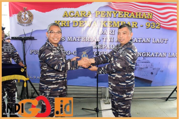 Penyerahan KRI DKB- 932 dari Dismatal kepada Pusat Hidro - Oseanografi TNI Angkatan Laut (Pushidrosal), Rabu (9/8).