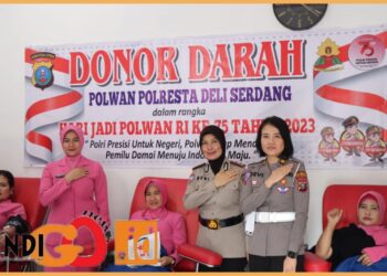 Kasat Binmas Polresta Deliserdang, Kompol Rosmeri SH bersama Wakil Ketua Bhayangkari Cabang Kota Deliserdang dan lainya saat donor darah, Rabu (9/8).
