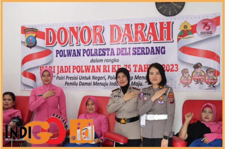 Kasat Binmas Polresta Deliserdang, Kompol Rosmeri SH bersama Wakil Ketua Bhayangkari Cabang Kota Deliserdang dan lainya saat donor darah, Rabu (9/8).