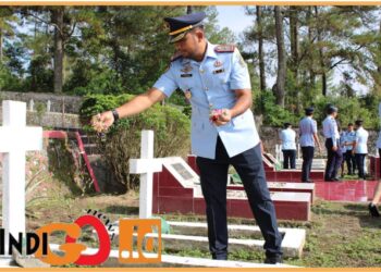 Kalapas Kelas IIB Siborongborong, Parlindungan Siregar saat tabur bunga dimakan pahlawan, Rabu (9/8).