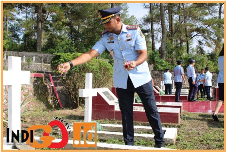 Kalapas Kelas IIB Siborongborong, Parlindungan Siregar saat tabur bunga dimakan pahlawan, Rabu (9/8).