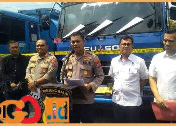 Kabid Humas Polda Sumut, Kombes Hadi didampingi Dirreskrimsus Polda sumut, Kombes Teddy dan Kapolres Tanjungbalai, AKBP. Yusuf saat pengungkapan 24 ton BBM tanpa izin, Rabu (9/8).
