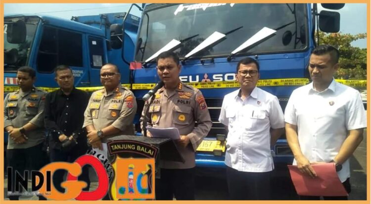 Kabid Humas Polda Sumut, Kombes Hadi didampingi Dirreskrimsus Polda sumut, Kombes Teddy dan Kapolres Tanjungbalai, AKBP. Yusuf saat pengungkapan 24 ton BBM tanpa izin, Rabu (9/8).