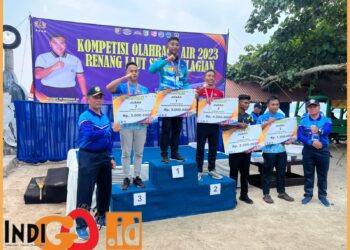 Altel Pushidrosal. Serda Jas Sheva saat menerima piagan kejuaraan renang selat, Jumat (11/8).